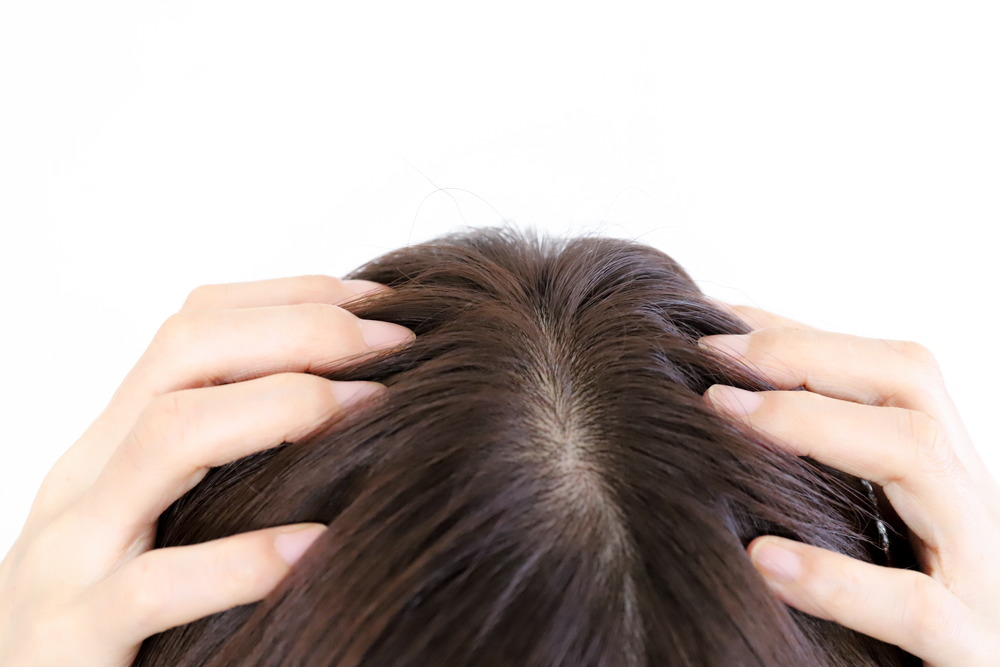 頭皮をマッサージする様子